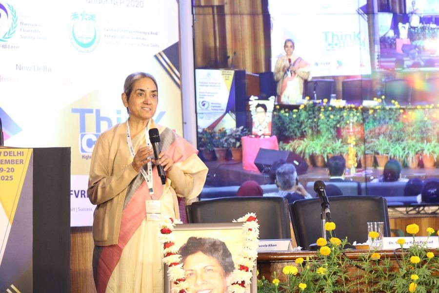 Speaker addressing the seminar